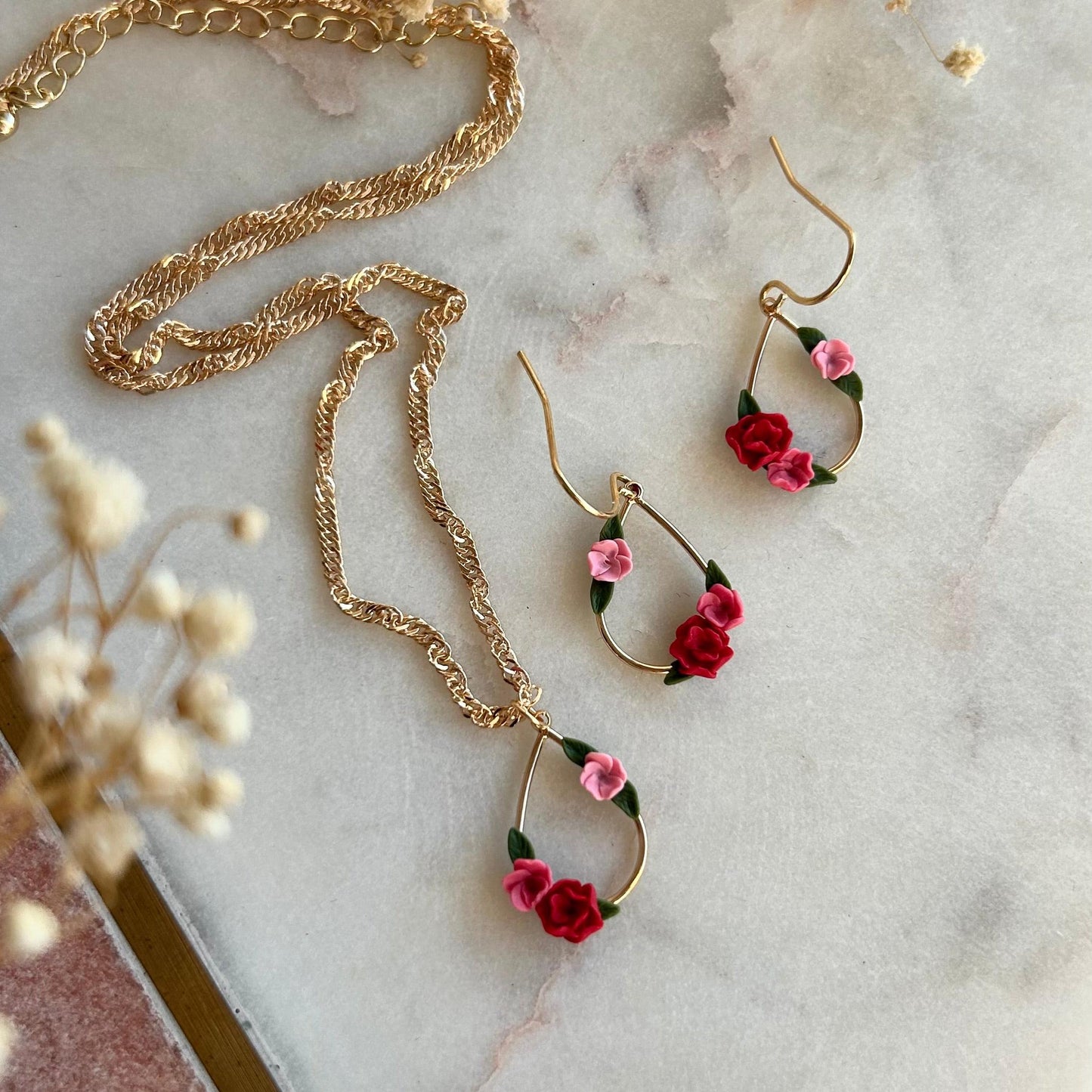 Amelia flower necklace