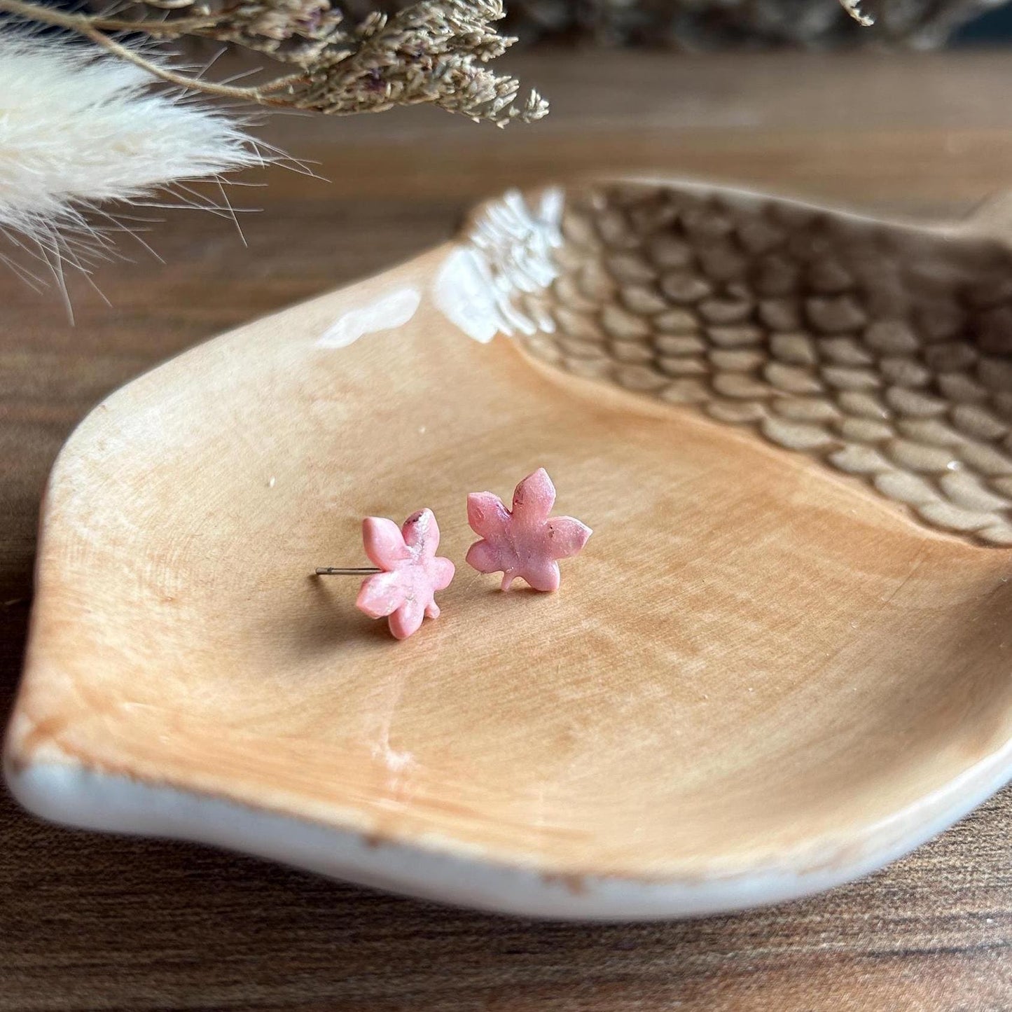 Maple leaf studs