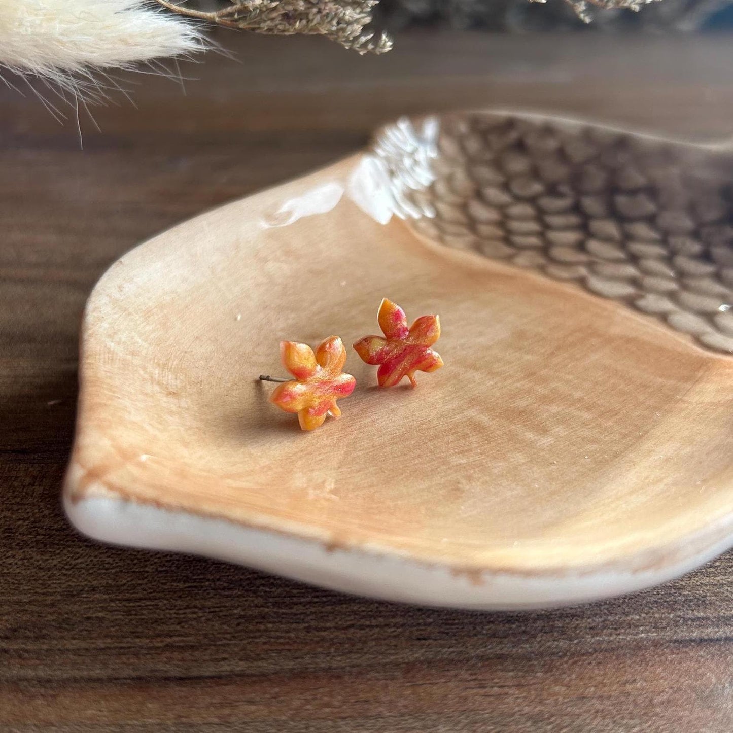 Maple leaf studs