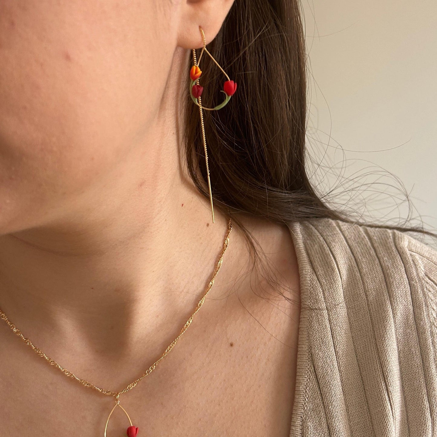 Oval tulips flower necklace