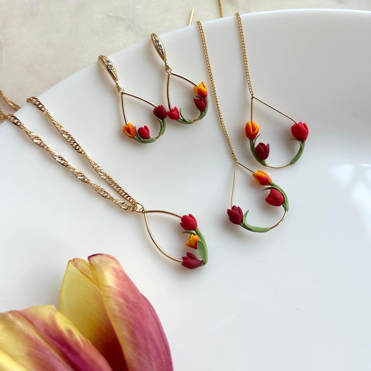 Oval tulips flower necklace