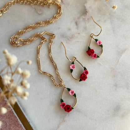 Amelia flower necklace