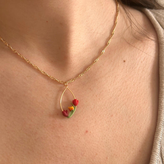 Oval tulips flower necklace