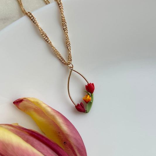 Oval tulips flower necklace