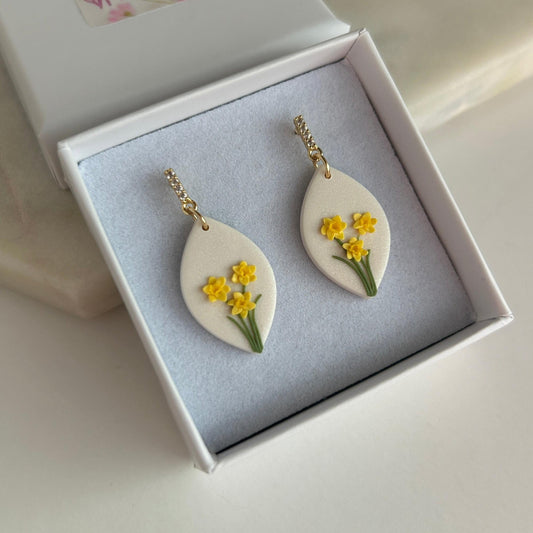 Yellow daffodils March birth month flower