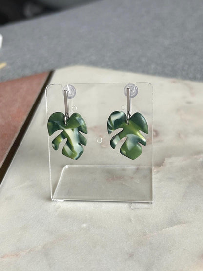 Variegated monstera leaf dangles